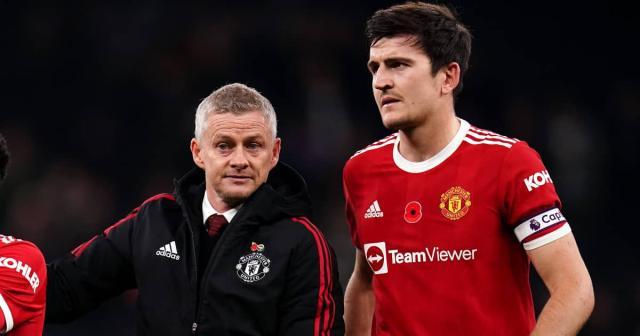 1689857710738025741.jpg manchester-united-manager-ole-gunnar-solskjaer-speaking-with-harry-maguire-2021.jpg
