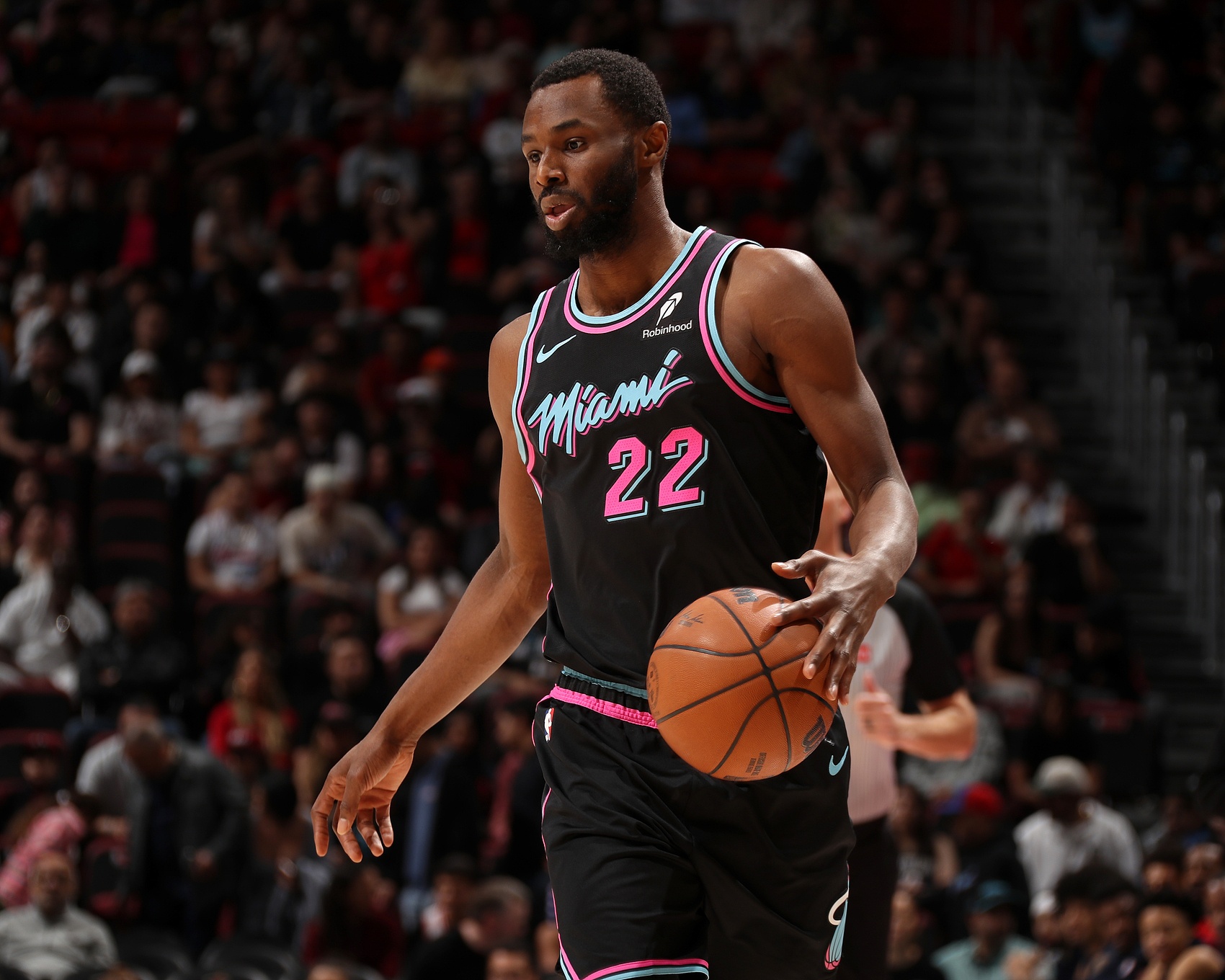 开云下载-场均15.6分4.9板！热火迎战老鹰 维金斯因左腿筋紧张缺阵