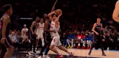 开云注册网址-看着都疼！申京肘击维金斯把后者打回更衣室 自己也4犯了