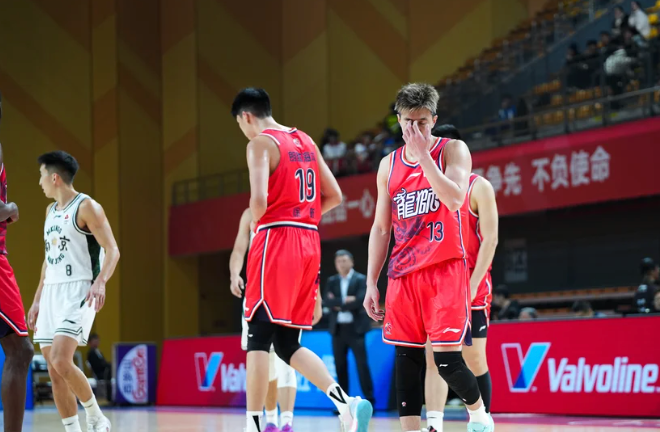 开云官网-郭艾伦回归最大受益者！10中9砍24分14板，球迷：离开杜锋是对的