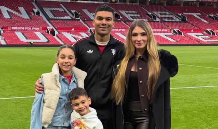 开云体育-泪目名场面！卡塞米罗妻子被球迷挽留哭红眼，温情告别曼联|皇家马德里|梅努|离队|赛季|合同_新浪体育_新浪新闻